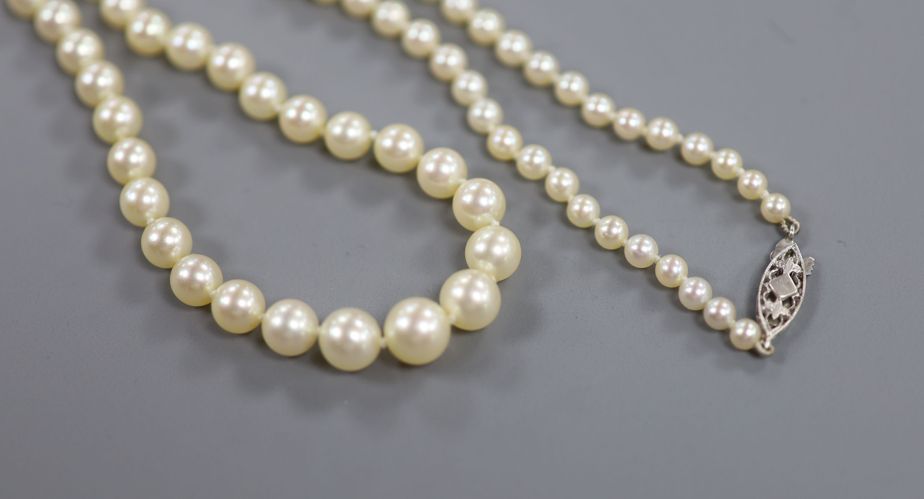 A single strand graduated cultured pearl necklace with white metal clasp, 44cm.